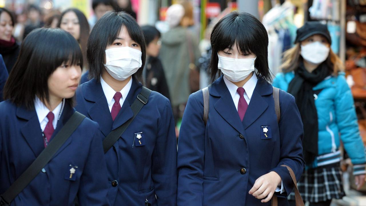 Viele Japaner schützen sich im Alltag mit Mundschutzmasken. Viele Japaner schützen sich im Alltag mit Mundschutzmasken.