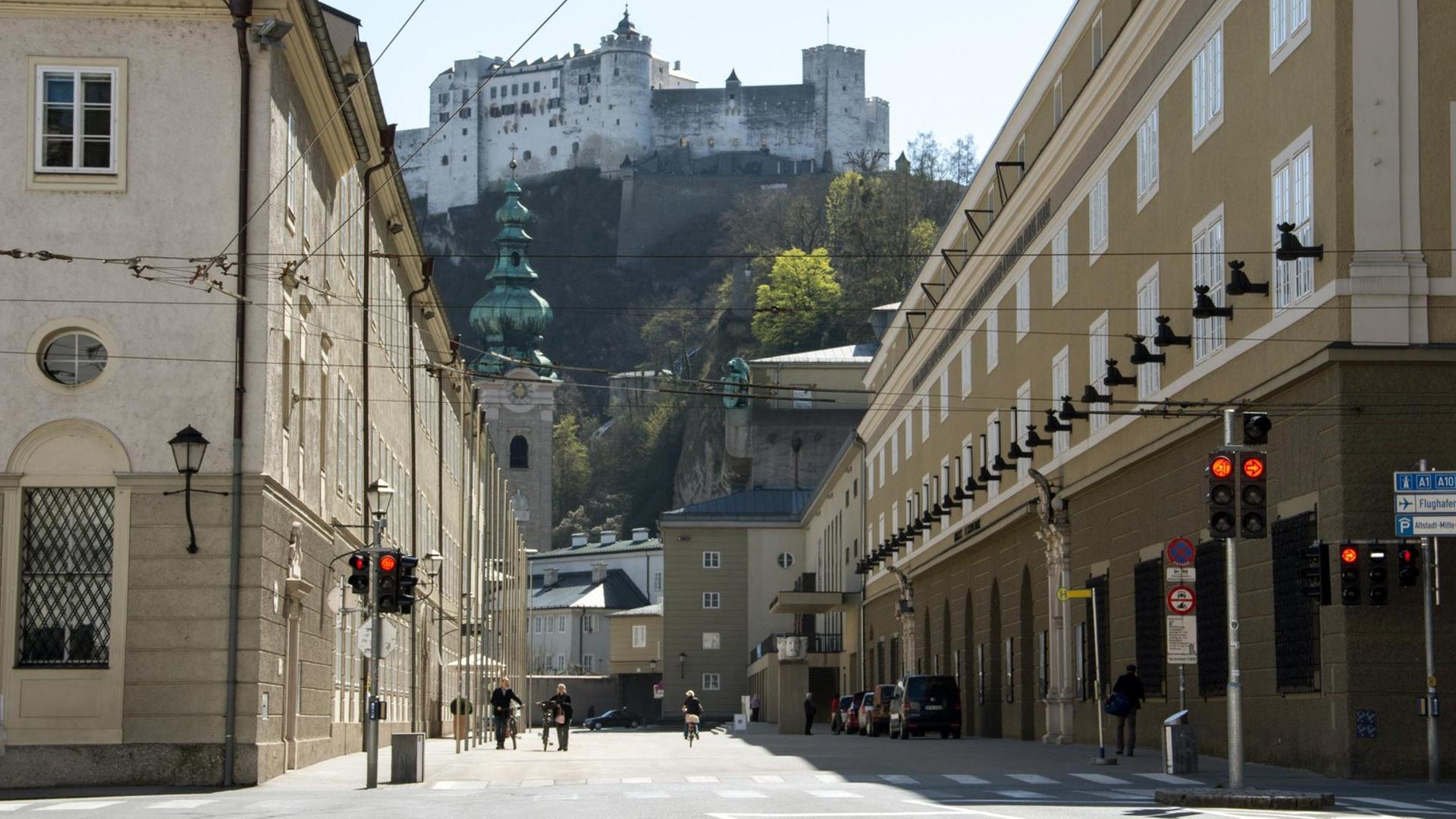 Das Große Festspielhaus (rechts) und die Festung Hohensalzburg in Salzburg