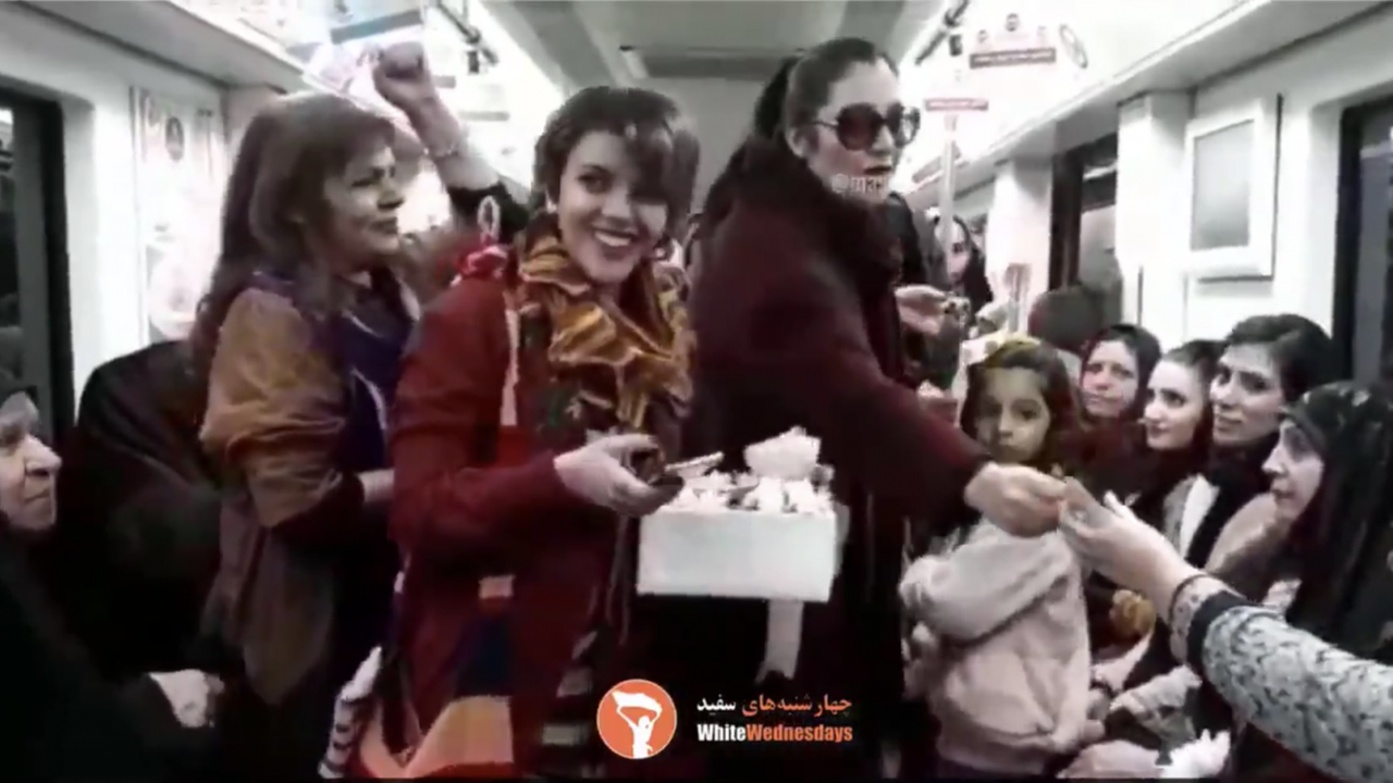 Das Foto zeigt Frauen in der Teheraner U-Bahn - ohne Kopftuch.