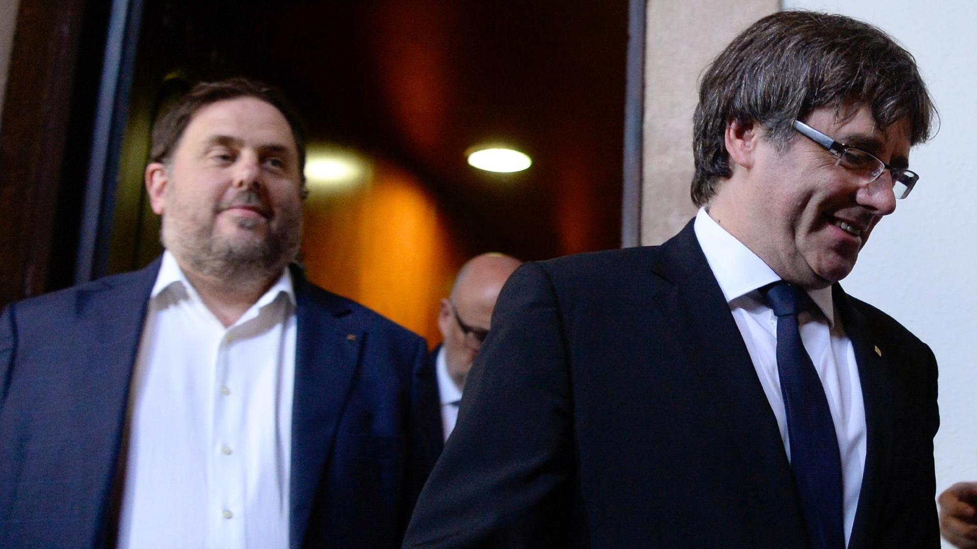 Der katalanische Regierungschef Carles Puigdemont (rechts) und sein Vize Oriol Junqueras im Regionalparlament in Barcelona. Der katalanische Regierungschef Carles Puigdemont (rechts) und sein Vize Oriol Junqueras im Regionalparlament in Barcelona.