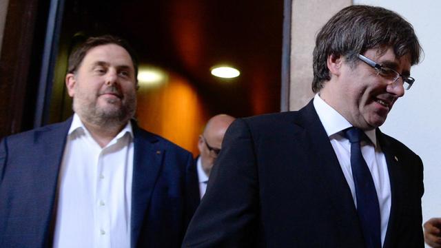 Der katalanische Regierungschef Carles Puigdemont (rechts) und sein Vize Oriol Junqueras im Regionalparlament in Barcelona.