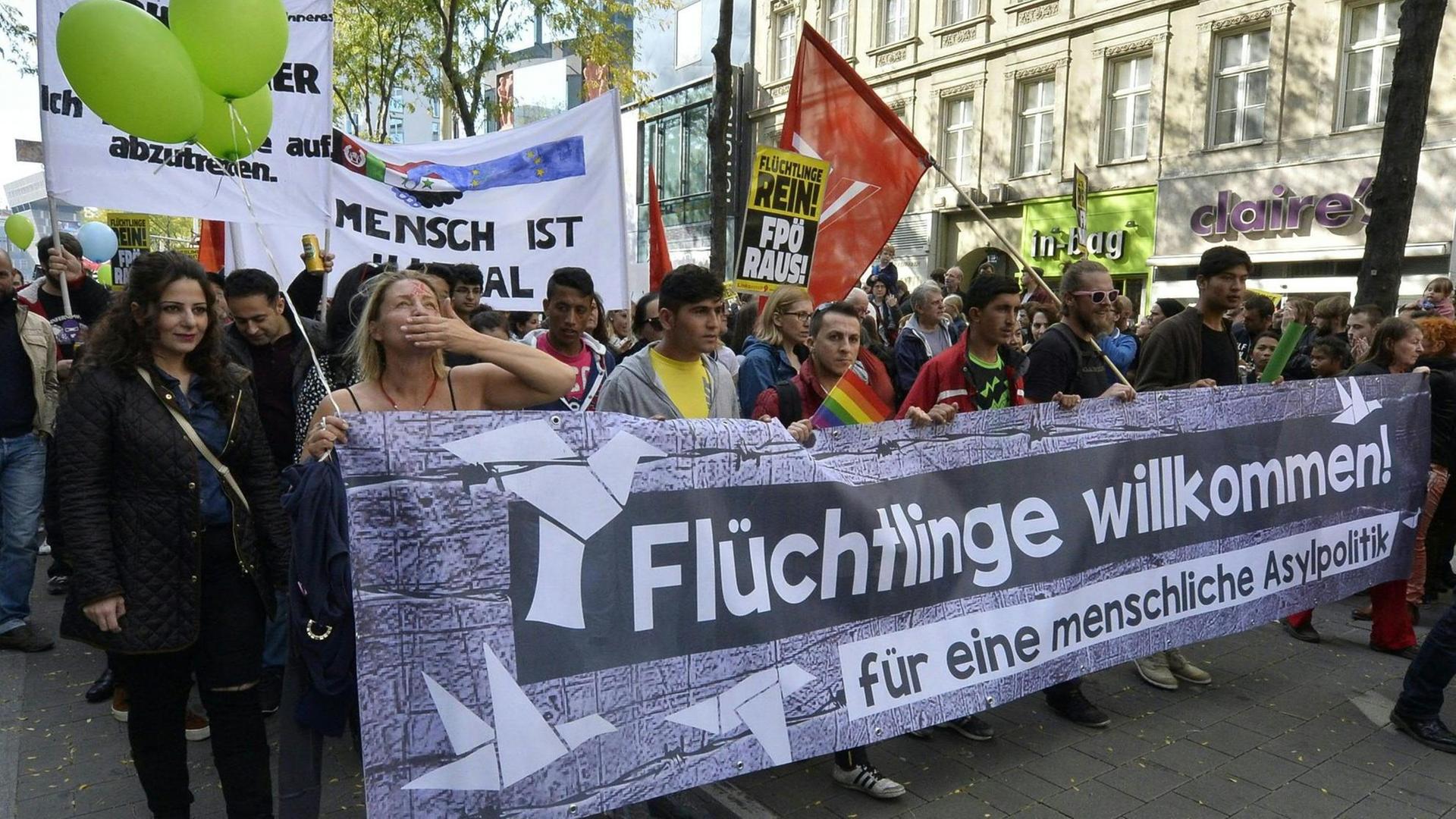 Demonstranten in Wien halten ein Transparent Demonstranten in Wien halten ein Transparent