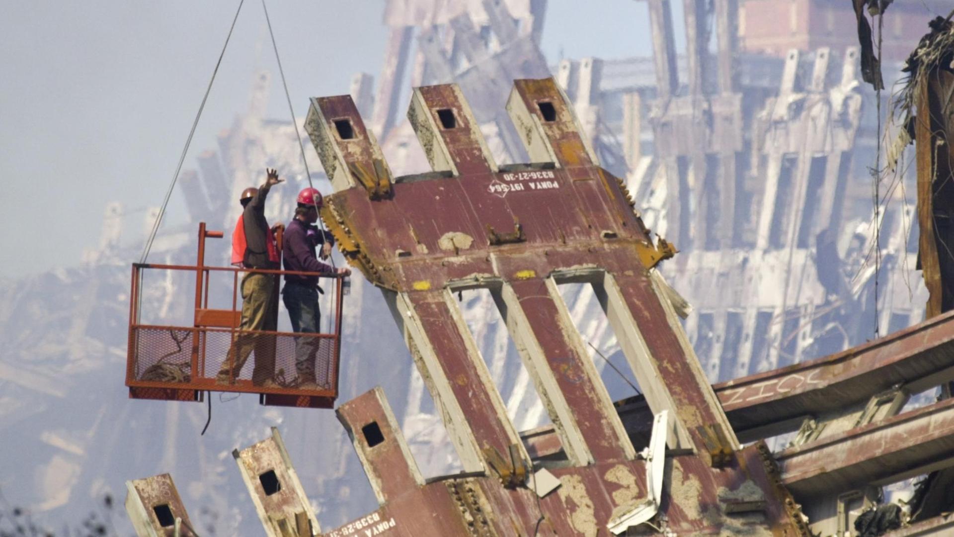 Arbeiter auf einer Hebebühne entwirren am 15. September 2001 die Überbleibsel des eingestürzten World Trade Centers in New York. Arbeiter auf einer Hebebühne entwirren am 15. September 2001 die Überbleibsel des eingestürzten World Trade Centers in New York.