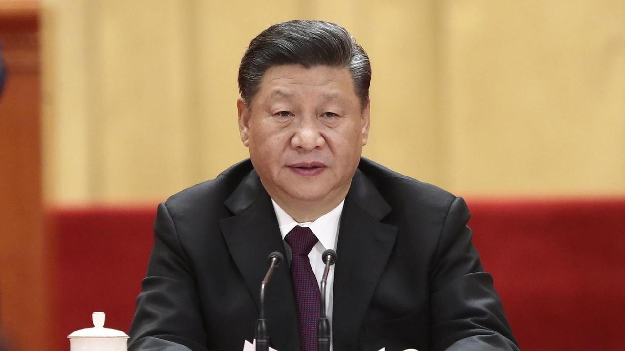 Chinas Präsident Xi Jinping sitzt an einem Tisch, vor ihm eine Teetasse. Chinas Präsident Xi Jinping sitzt an einem Tisch, vor ihm eine Teetasse.