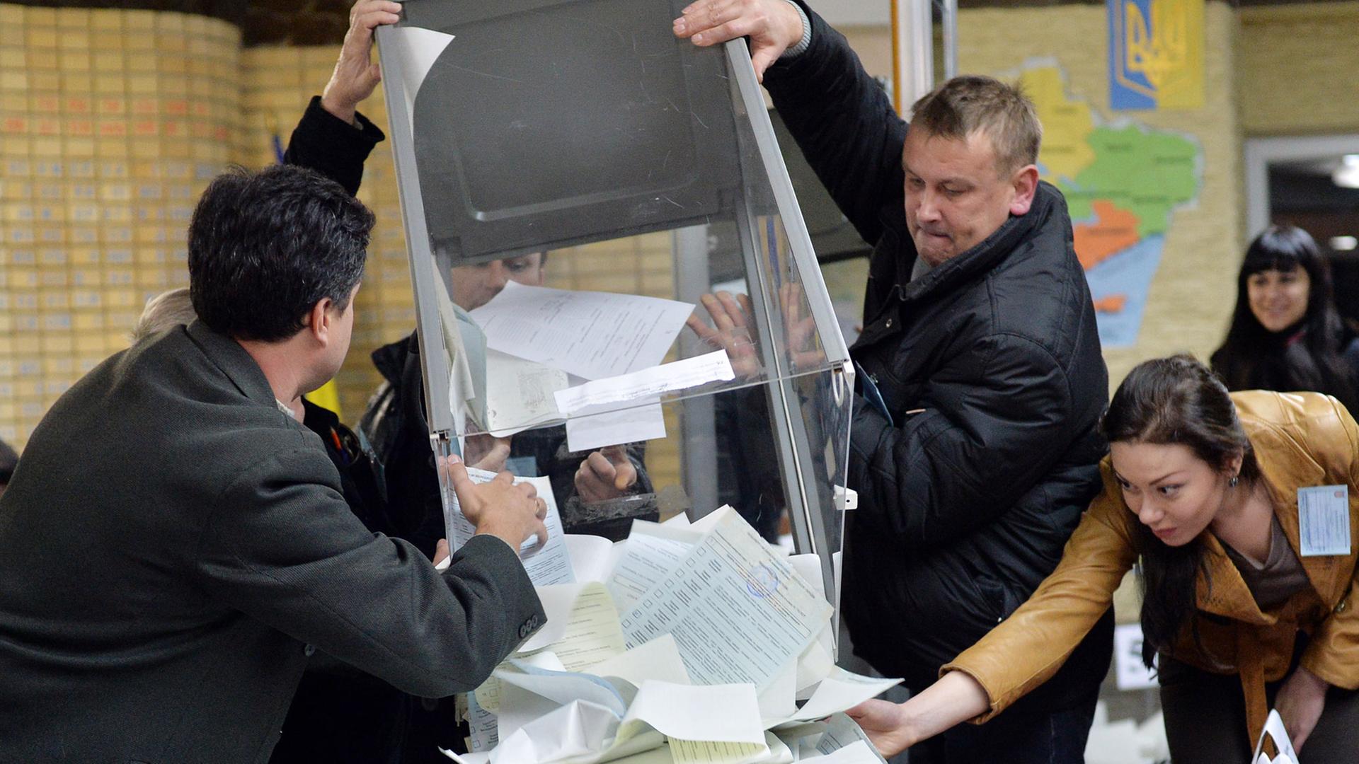Wahlhelfer in Kramatorsk beginnen nach der ukrainischen Parlamentswahl mit der Auszählung der Stimmen. Wahlhelfer in Kramatorsk beginnen nach der ukrainischen Parlamentswahl mit der Auszählung der Stimmen.