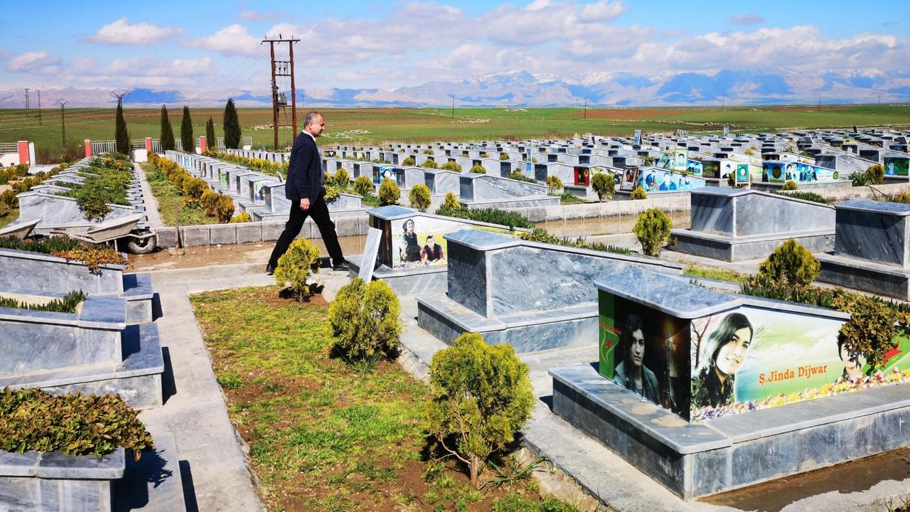 Ein Mann schreitet über einen riesigen Friedhof. Ein Mann schreitet über einen riesigen Friedhof.