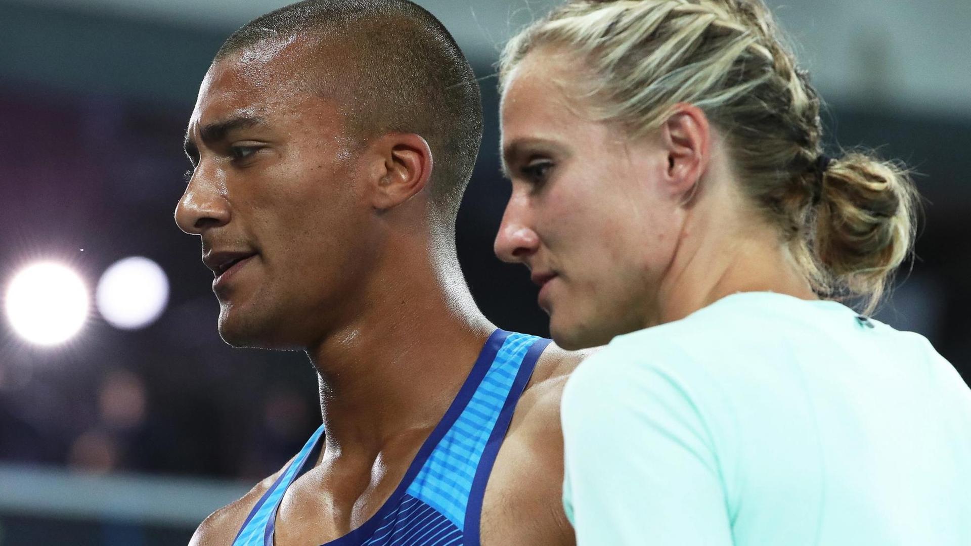 Die kanadische Siebenkämpferin Brianne Theisen-Eaton gratuliert ihrem Mann Asthon Eaton zum Gewinn der Zehnkampf-Goldmedaille bei den Olympischen Spielen 2016 in Rio.