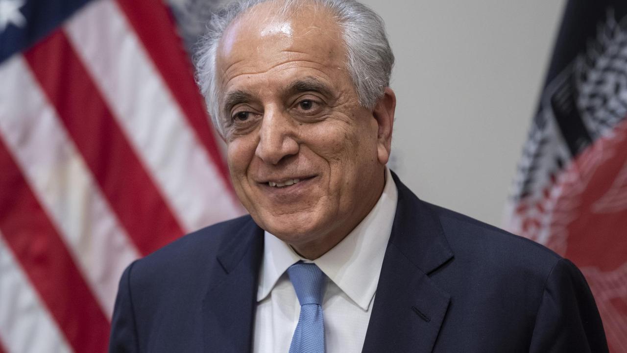 Der US-Sondergesandte für Afghanistan, Zalmy Khalilzad, steht vor einer USA-Flagge. Der US-Sondergesandte für Afghanistan, Zalmy Khalilzad, steht vor einer USA-Flagge.