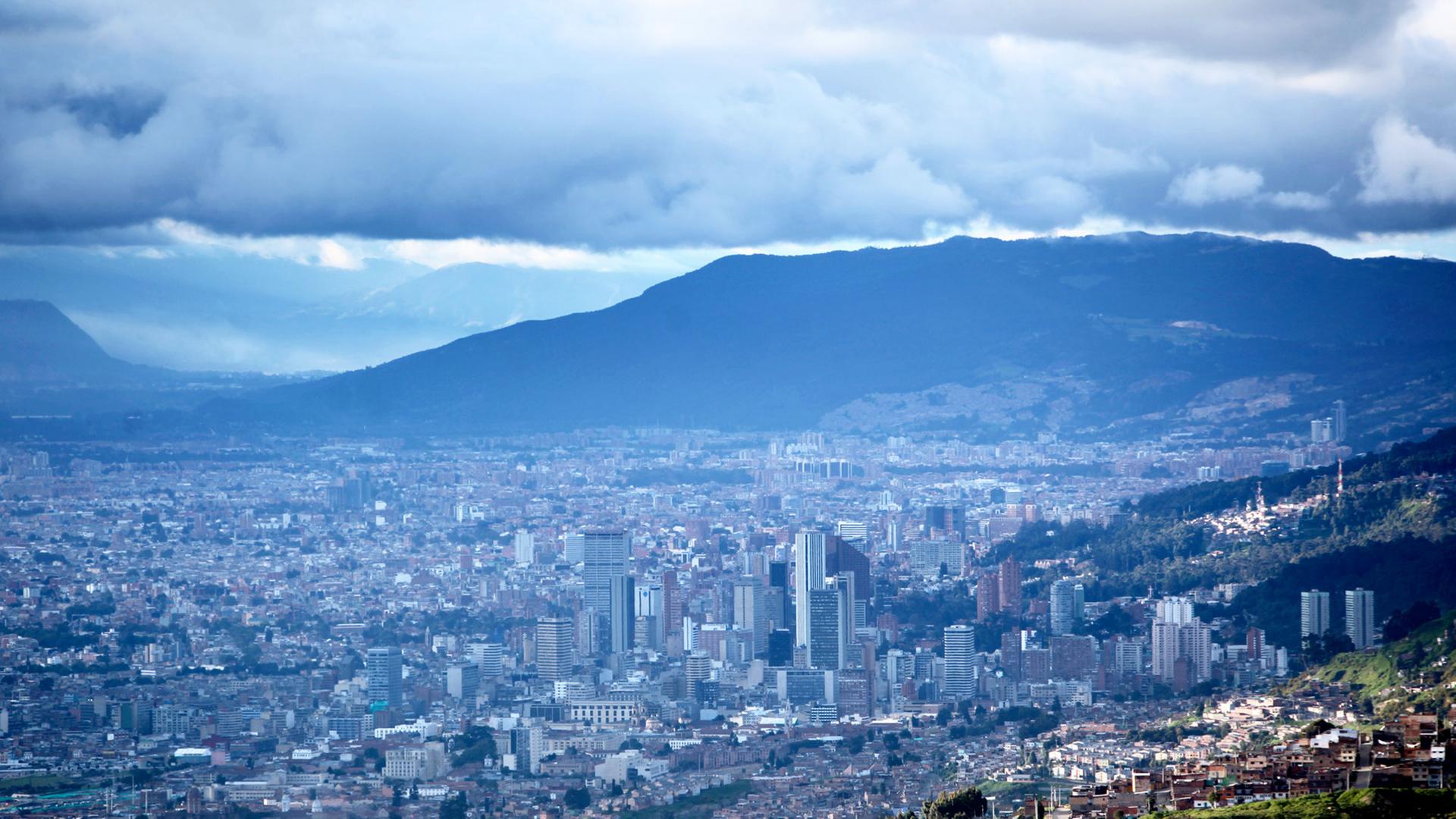 Luftansicht von Bogota, die Hauptstadt von Kolumbien vom Berg. Bogotá ist die Hauptstadt Kolumbiens und Verwaltungszentrum des Departamentos Cundinamarca. Mit ihren 6,8 Millionen Einwohnern im eigentlichen Stadtgebiet und 7,9 Millionen in der Agglomeration (Volkszaehlung 2005) ist Bogotá der groesste staedtische Ballungsraum Kolumbiens und ausserdem eine der am schnellsten wachsenden Metropolen Suedamerikas; Luftansicht von Bogota, die Hauptstadt von Kolumbien vom Berg. Bogotá ist die Hauptstadt Kolumbiens und Verwaltungszentrum des Departamentos Cundinamarca. Mit ihren 6,8 Millionen Einwohnern im eigentlichen Stadtgebiet und 7,9 Millionen in der Agglomeration (Volkszaehlung 2005) ist Bogotá der groesste staedtische Ballungsraum Kolumbiens und ausserdem eine der am schnellsten wachsenden Metropolen Suedamerikas;