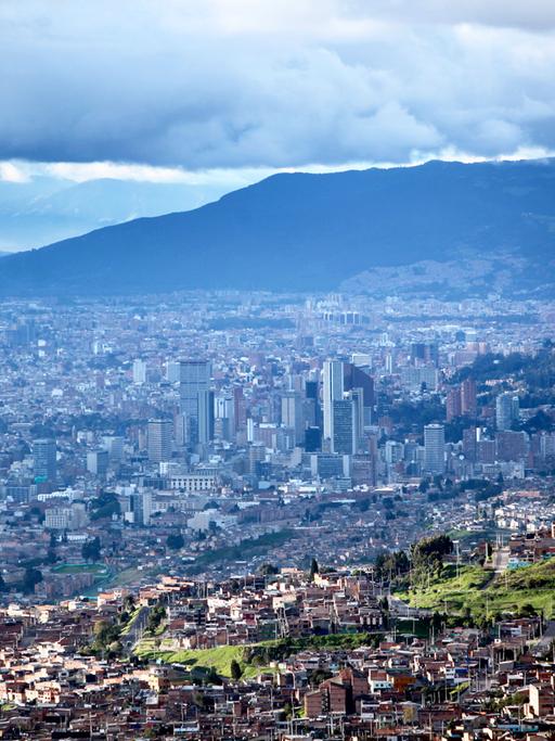 Luftansicht von Bogota, die Hauptstadt von Kolumbien vom Berg. Bogotá ist die Hauptstadt Kolumbiens und Verwaltungszentrum des Departamentos Cundinamarca. Mit ihren 6,8 Millionen Einwohnern im eigentlichen Stadtgebiet und 7,9 Millionen in der Agglomeration (Volkszaehlung 2005) ist Bogotá der groesste staedtische Ballungsraum Kolumbiens und ausserdem eine der am schnellsten wachsenden Metropolen Suedamerikas;
