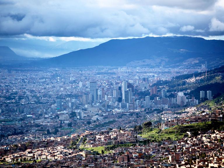 Luftansicht von Bogota, die Hauptstadt von Kolumbien vom Berg. Bogotá ist die Hauptstadt Kolumbiens und Verwaltungszentrum des Departamentos Cundinamarca. Mit ihren 6,8 Millionen Einwohnern im eigentlichen Stadtgebiet und 7,9 Millionen in der Agglomeration (Volkszaehlung 2005) ist Bogotá der groesste staedtische Ballungsraum Kolumbiens und ausserdem eine der am schnellsten wachsenden Metropolen Suedamerikas;