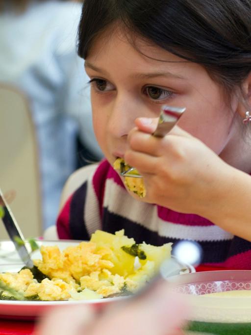 Die siebenjährige Isabelle isst am 15.11.2011 in der Mensa der Regionalen Schule in Zingst ihr Mittagessen.