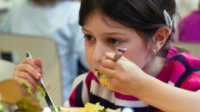 Die siebenjährige Isabelle isst am 15.11.2011 in der Mensa der Regionalen Schule in Zingst ihr Mittagessen.