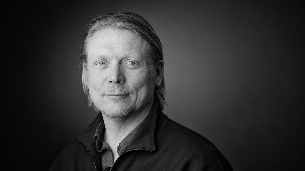 Ein schwarz weiß Portrait des niederländischen Autors Jens van Tricht. Ein schwarz weiß Portrait des niederländischen Autors Jens van Tricht.