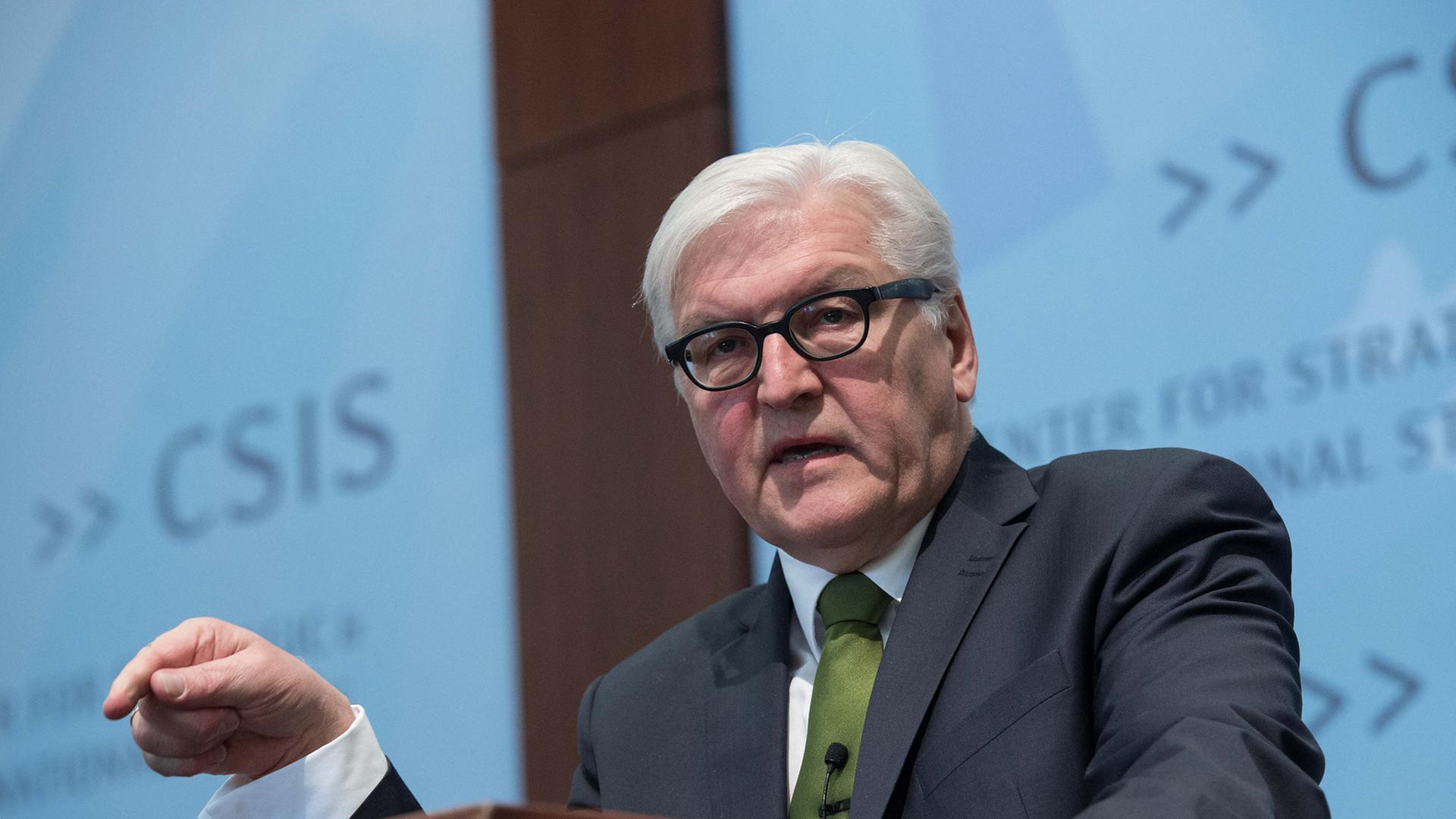 Frank-Walter Steinmeier gestikulierend hinter einem Rednerpult, von unten rechts aufgenommen. Frank-Walter Steinmeier gestikulierend hinter einem Rednerpult, von unten rechts aufgenommen.
