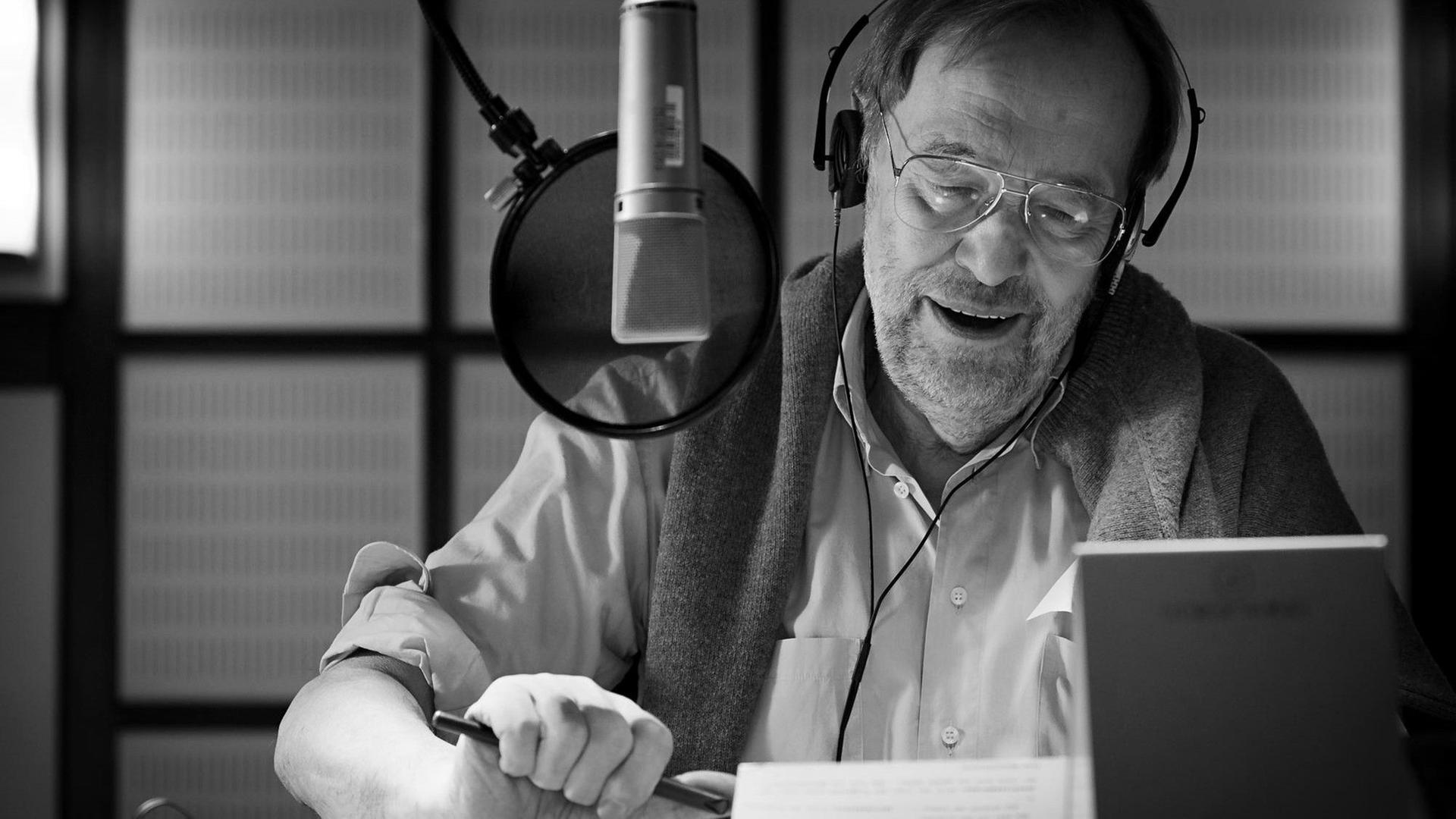 Der Hörfunkmoderator Christian Bienert im Studio. Der Hörfunkmoderator Christian Bienert im Studio.