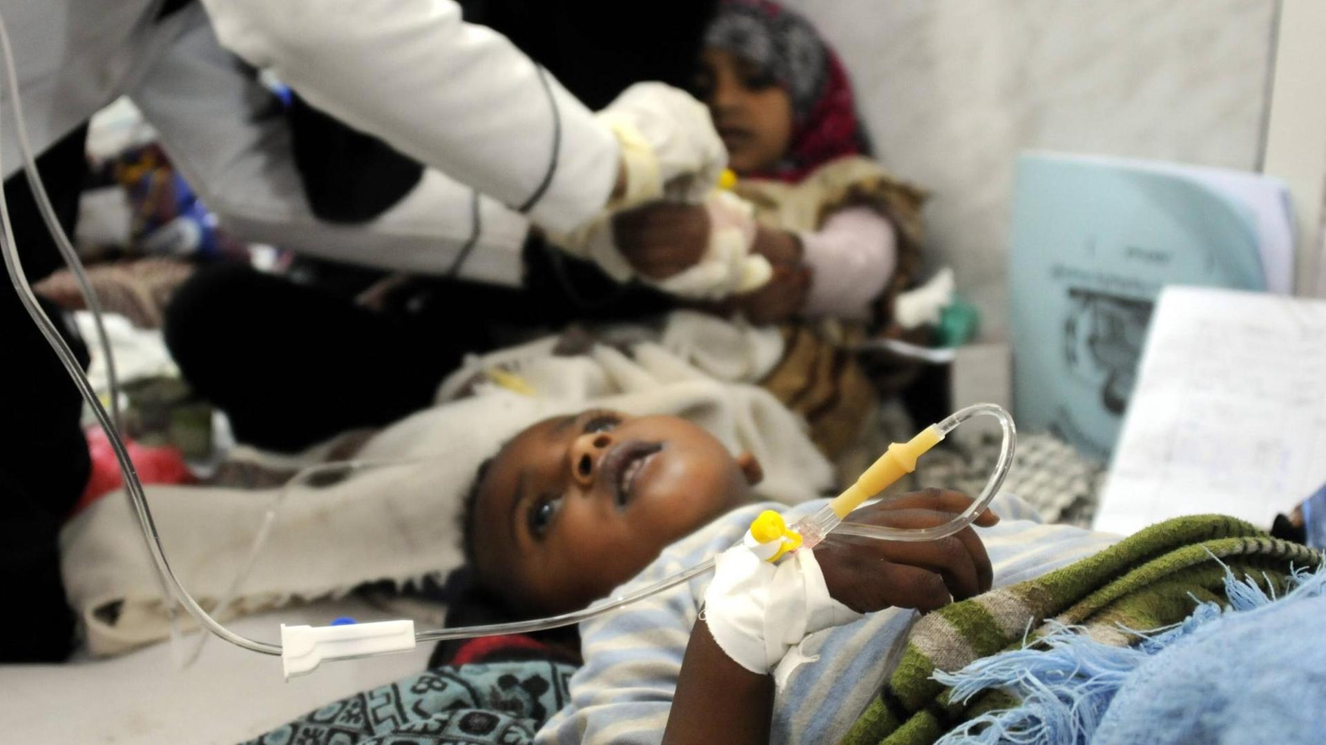 Ein mit Cholera infiziertes Mädchen erhält im Flur eines Krankenhauses in Sanaa eine Behandlung. (13.5.2017) Ein mit Cholera infiziertes Mädchen erhält im Flur eines Krankenhauses in Sanaa eine Behandlung. (13.5.2017)