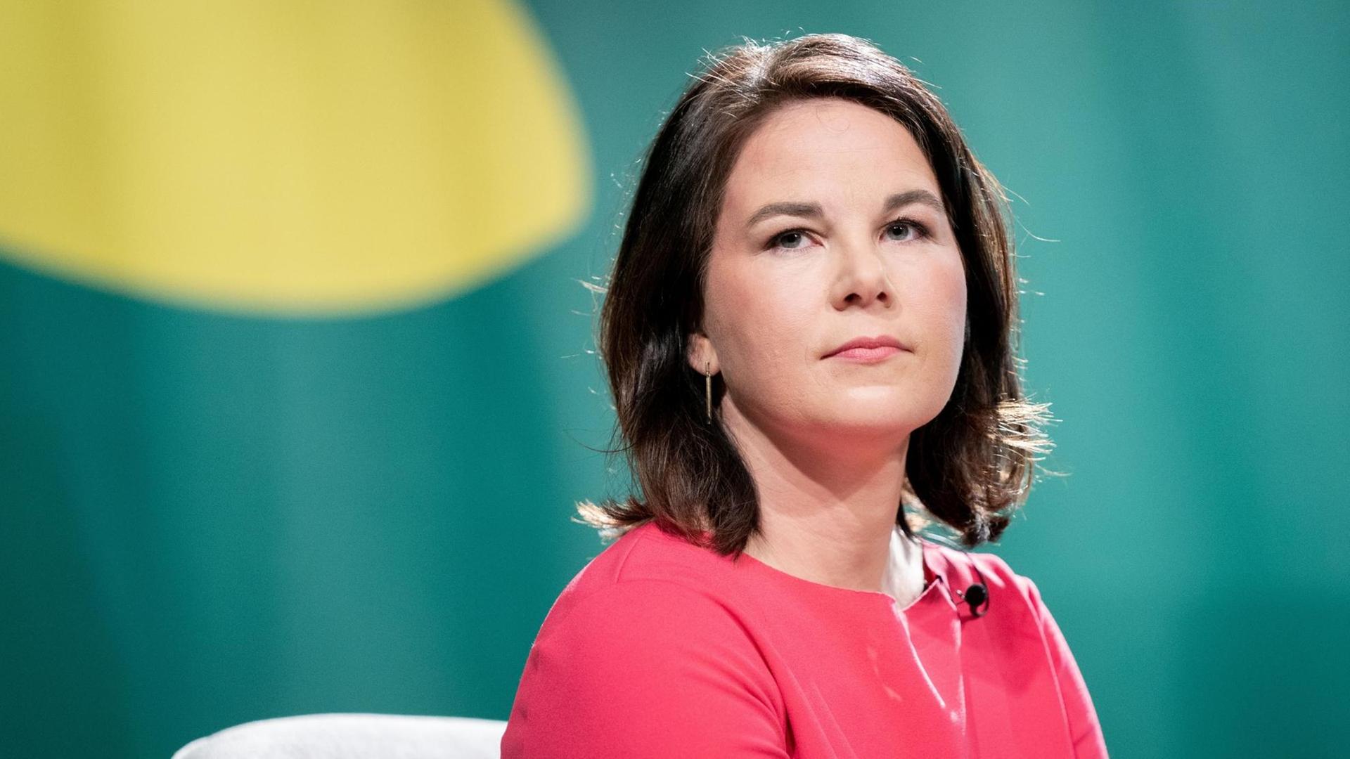 Politischer Aschermittwoch in Berlin - Bündnis 90/Die Grünen: Annalena Baerbock, Bundesvorsitzende von Bündnis 90/Die Grünen, nimmt am digitalen Politischen Aschermittwoch ihrer Partei in der Heinrich-Böll-Stiftung teil. Wegen der Corona-Krise findet der Politische Aschermittwoch in diesem Jahr erstmals digital statt. Politischer Aschermittwoch in Berlin - Bündnis 90/Die Grünen: Annalena Baerbock, Bundesvorsitzende von Bündnis 90/Die Grünen, nimmt am digitalen Politischen Aschermittwoch ihrer Partei in der Heinrich-Böll-Stiftung teil. Wegen der Corona-Krise findet der Politische Aschermittwoch in diesem Jahr erstmals digital statt.