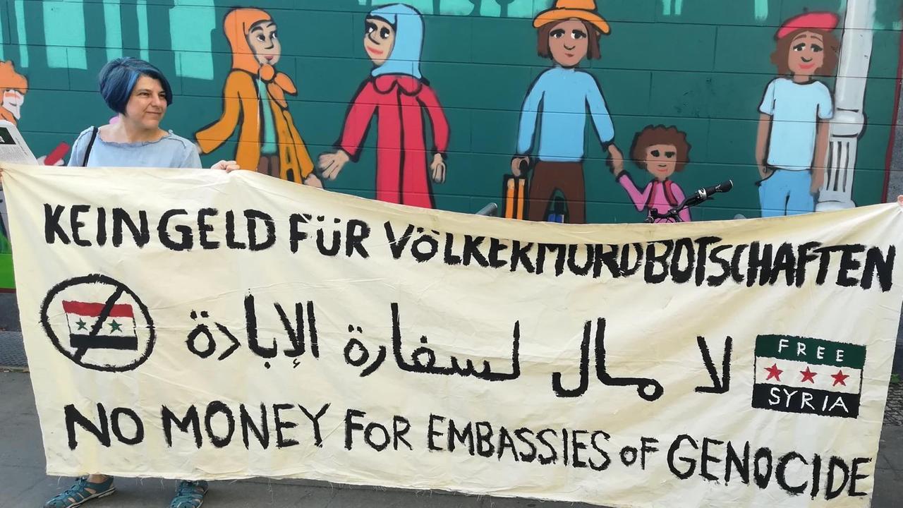 Protest vor der Ausländerbehörde in Berlin-Moabit gegen die neue Praxis, Syrer zur Verlängerung ihrer Pässe zur syrischen Botschaft zu schicken Protest vor der Ausländerbehörde in Berlin-Moabit gegen die neue Praxis, Syrer zur Verlängerung ihrer Pässe zur syrischen Botschaft zu schicken