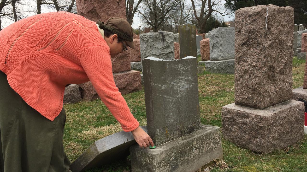 Anita Feigenbaum von der Friedhofsverwaltung: Die kaputten Grabsteine werden mit bunten Steinchen markiert Anita Feigenbaum von der Friedhofsverwaltung: Die kaputten Grabsteine werden mit bunten Steinchen markiert