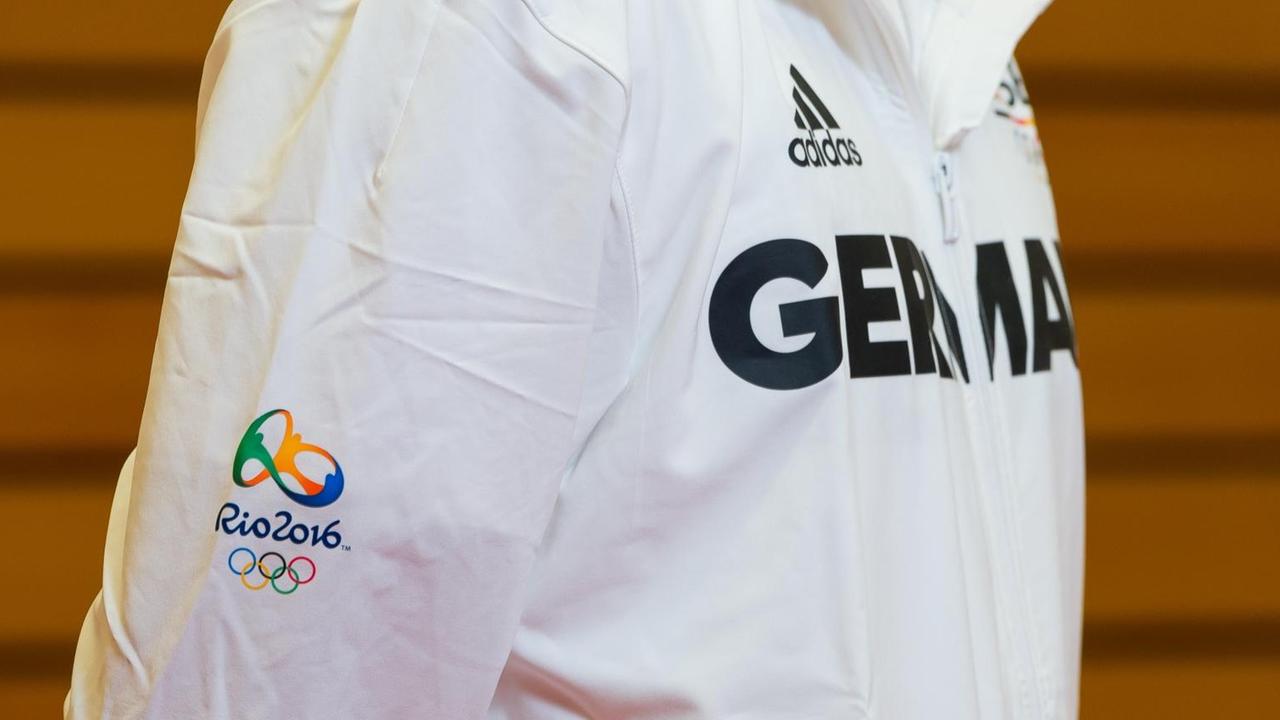 Ein Trainingsanzug eines deutschen Sportlers bei den Olympischen Spielen 2016 in Rio. Ein Trainingsanzug eines deutschen Sportlers bei den Olympischen Spielen 2016 in Rio.