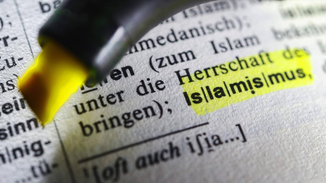Das Wort Islamismus in einem Lexikon markiert. Das Wort Islamismus in einem Lexikon markiert.