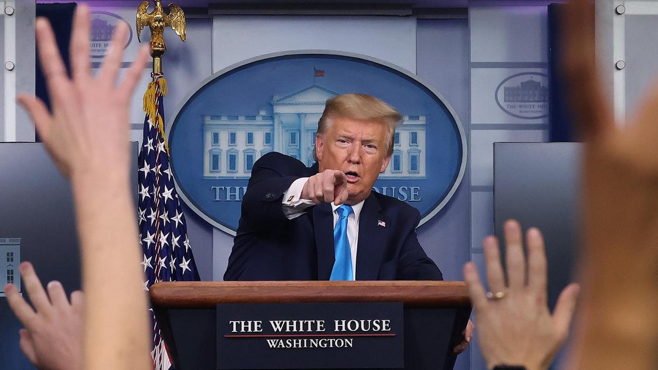 Donald Trump spricht zu Reportern während einer chaotischen Pressekonferenz im White House, 7. April 2020 in Washington, DC, USA. Donald Trump spricht zu Reportern während einer chaotischen Pressekonferenz im White House, 7. April 2020 in Washington, DC, USA.
