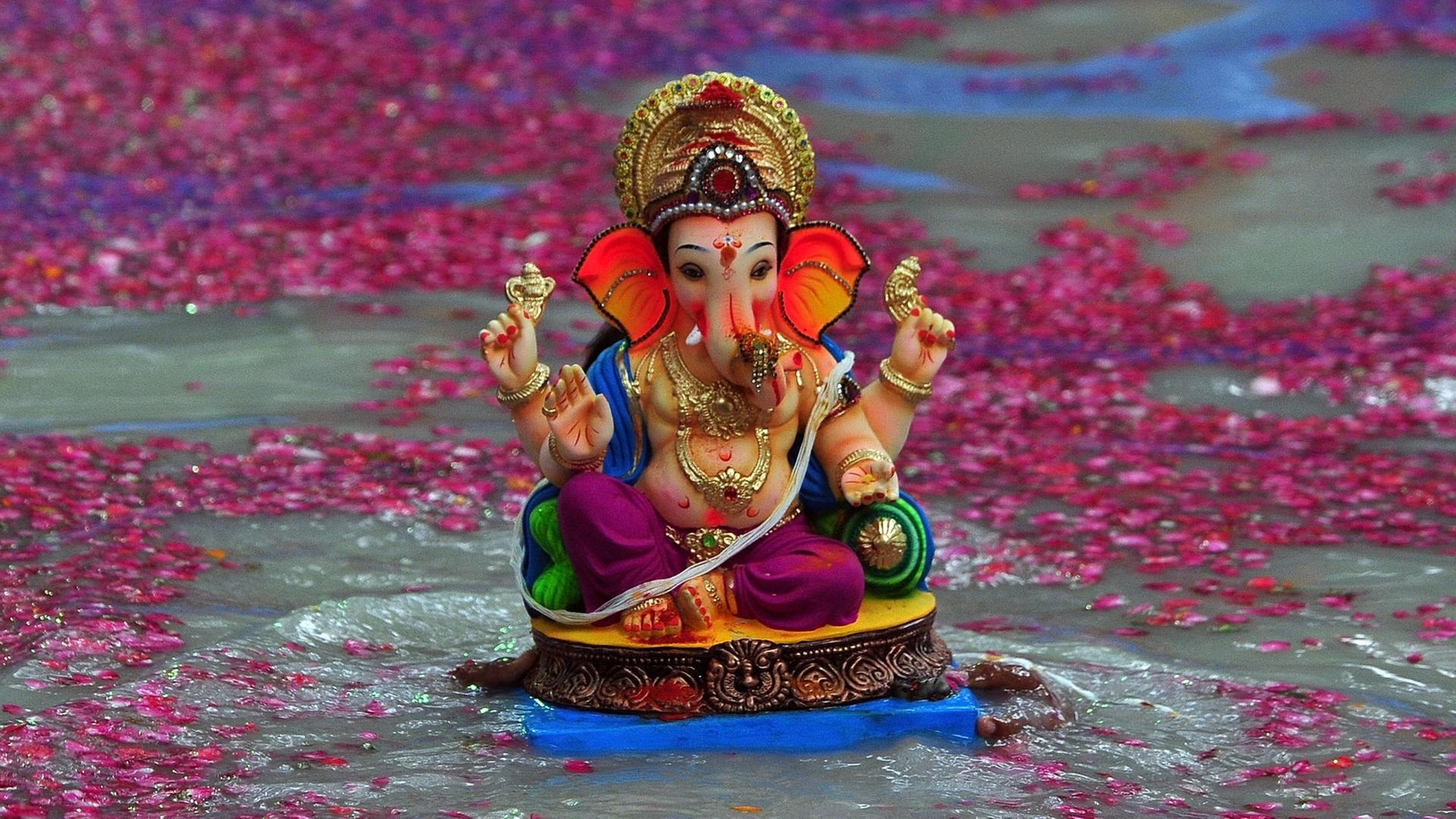 Eine Statue der indischen Gottheit Ganesha Eine Statue der indischen Gottheit Ganesha
