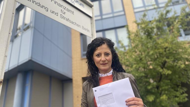 SPD-Politikerin Cansel Kiziltepe mit ihrem Schreiben an das Finanzamt. SPD-Politikerin Cansel Kiziltepe mit ihrem Schreiben an das Finanzamt.