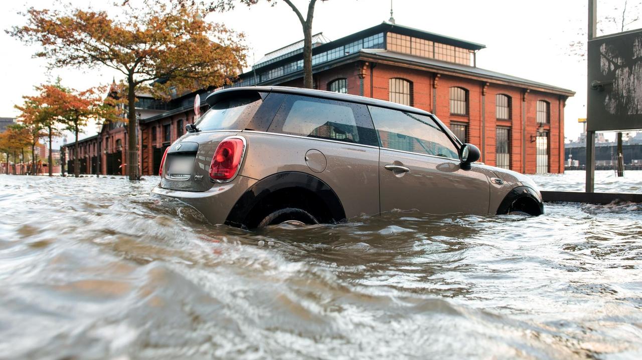 Ein Auto steht am 29.10.2017 in Hamburg während einer Sturmflut am Fischmarkt im Wasser.
