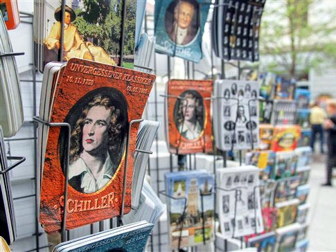 Postkarten mit dem Bildnis Fridrich Schillers an einem Souvenirstand in Weimar Postkarten mit dem Bildnis Fridrich Schillers an einem Souvenirstand in Weimar