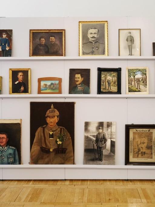 Verschiedene Soldatenportraits aus der Sammlung ATAK wurden auch 2017 in der Burg-Galerie im Volkspark in Halle/ Saale (Sachsen-Anhalt) ausgestellt.(Foto: Sebastian Willnow/dpa)