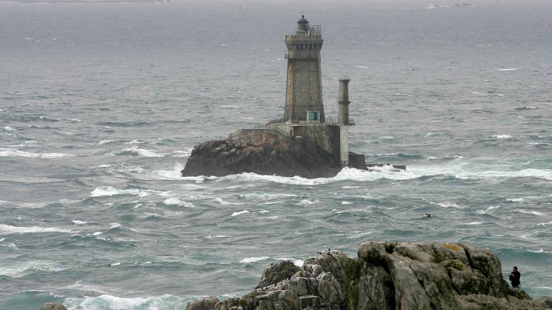 Touristen beobachten am 15.08.2007 das Wellenspiel um den Leuchtturm Pointe du Raz von der Atlantikküste der Bretagne/Frankreich aus. Touristen beobachten am 15.08.2007 das Wellenspiel um den Leuchtturm Pointe du Raz von der Atlantikküste der Bretagne/Frankreich aus.