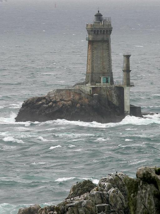 Touristen beobachten am 15.08.2007 das Wellenspiel um den Leuchtturm Pointe du Raz von der Atlantikküste der Bretagne/Frankreich aus.
