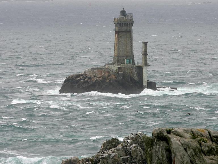 Touristen beobachten am 15.08.2007 das Wellenspiel um den Leuchtturm Pointe du Raz von der Atlantikküste der Bretagne/Frankreich aus.