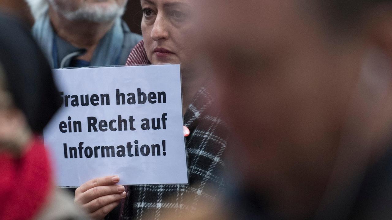 Mit einem Plakat mit der Aufschrift "Frauen haben ein Recht auf Information" spricht sich diese Demonstrantin am 24.11.2017 vor dem Amtsgericht in Gießen (Hessen) für die Selbstbestimmung von Frauen beim Thema Abtreibung aus. Im Gericht muss sich die Ärztin Kristina Hänel verantworten. Sie soll auf ihrer Homepage für Abtreibung geworben haben und sich damit strafbar haben. Mit einem Plakat mit der Aufschrift "Frauen haben ein Recht auf Information" spricht sich diese Demonstrantin am 24.11.2017 vor dem Amtsgericht in Gießen (Hessen) für die Selbstbestimmung von Frauen beim Thema Abtreibung aus. Im Gericht muss sich die Ärztin Kristina Hänel verantworten. Sie soll auf ihrer Homepage für Abtreibung geworben haben und sich damit strafbar haben.