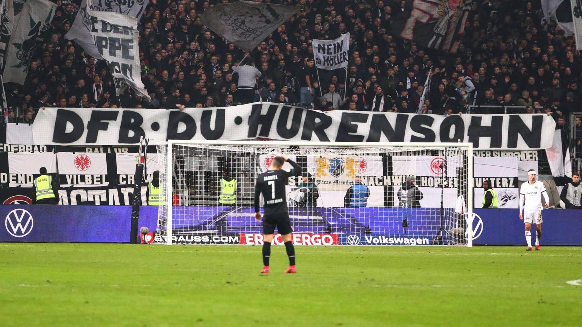 Fußballfans halten im Stadion ein Transparent auf dem steht: "DFB Du Hurensohn". Fußballfans halten im Stadion ein Transparent auf dem steht: "DFB Du Hurensohn".