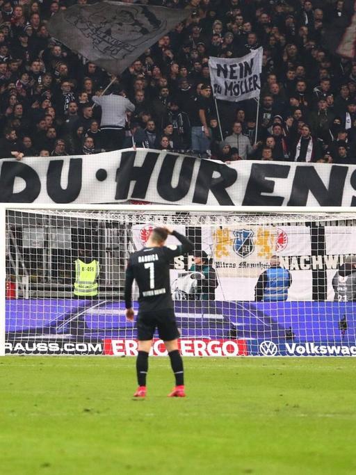 Fußballfans halten im Stadion ein Transparent auf dem steht: "DFB Du Hurensohn".