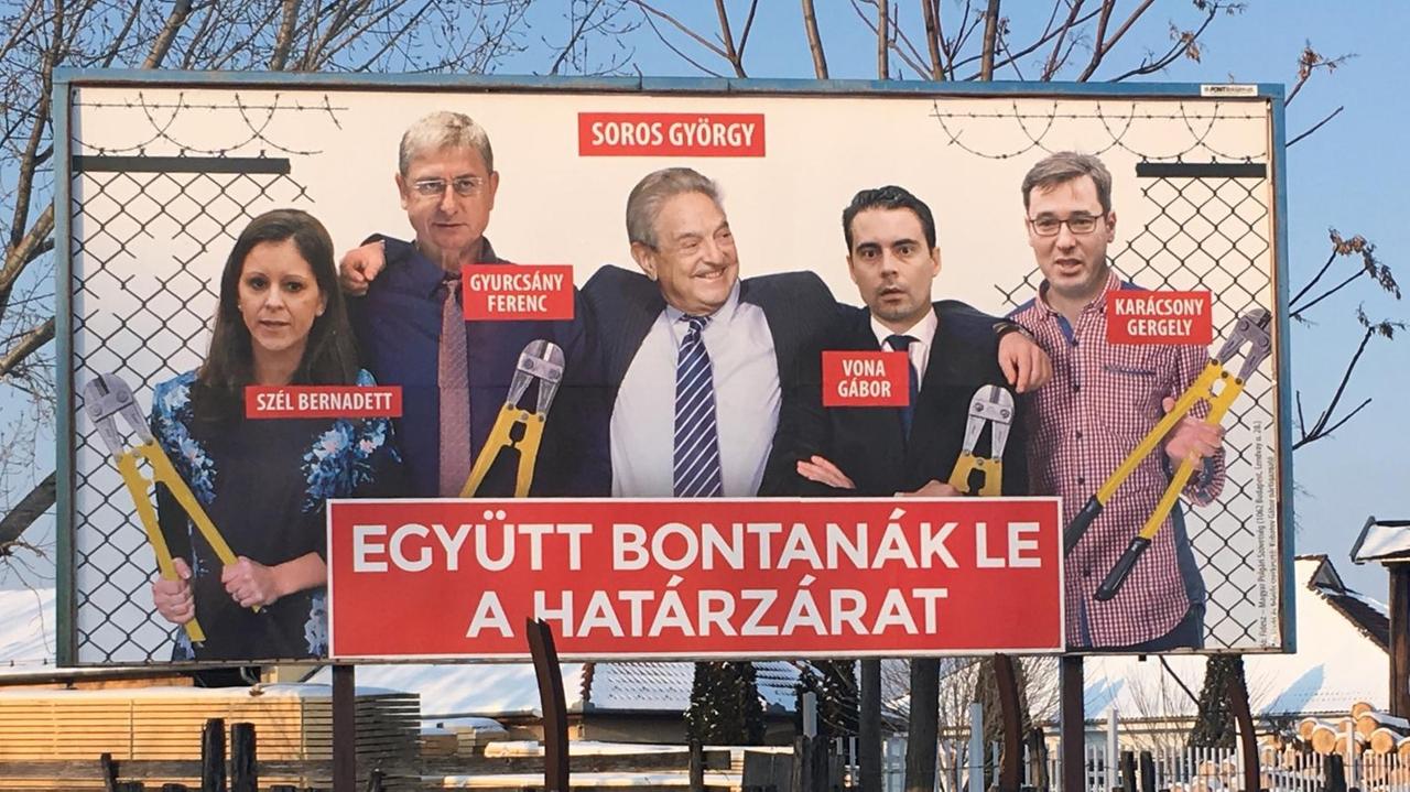 Ein Anti-Soros-Plakat der Regierungspartei Fidesz. "Gemeinsam würden sie den Grenzzaun niederreißen" Ein Anti-Soros-Plakat der Regierungspartei Fidesz. "Gemeinsam würden sie den Grenzzaun niederreißen"