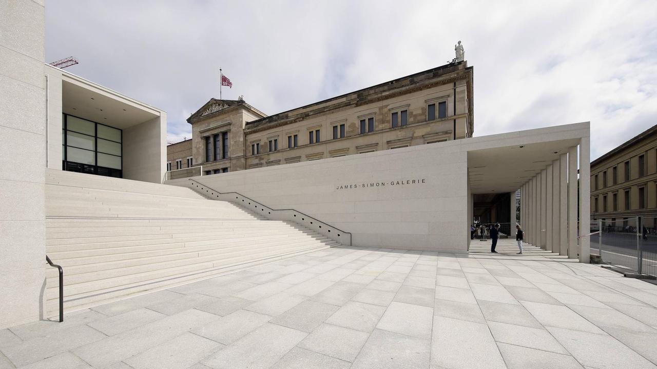 Blick auf die neue James-Simon-Galerie in Berlin, im Hintergrund ist ein Museum zu sehen.