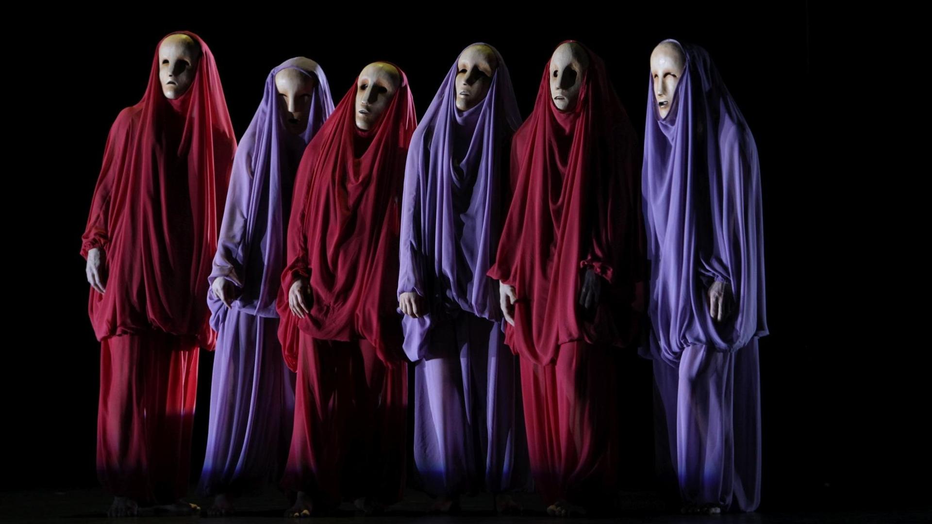 Die in den 1920er Jahren von Mary Wigman inszenierten Totentänze zur Musik Danse Macabre von Camille Saint-Saëns und Will Goetze bringt Henrietta Horn mit der Dance Company Theater Osnabrück auf der Grundlage von Zeichnungen Ernst Ludwig Kirchners und Einträgen aus Wigmans Tagebüchern zur Wiederaufführung. Die in den 1920er Jahren von Mary Wigman inszenierten Totentänze zur Musik Danse Macabre von Camille Saint-Saëns und Will Goetze bringt Henrietta Horn mit der Dance Company Theater Osnabrück auf der Grundlage von Zeichnungen Ernst Ludwig Kirchners und Einträgen aus Wigmans Tagebüchern zur Wiederaufführung.