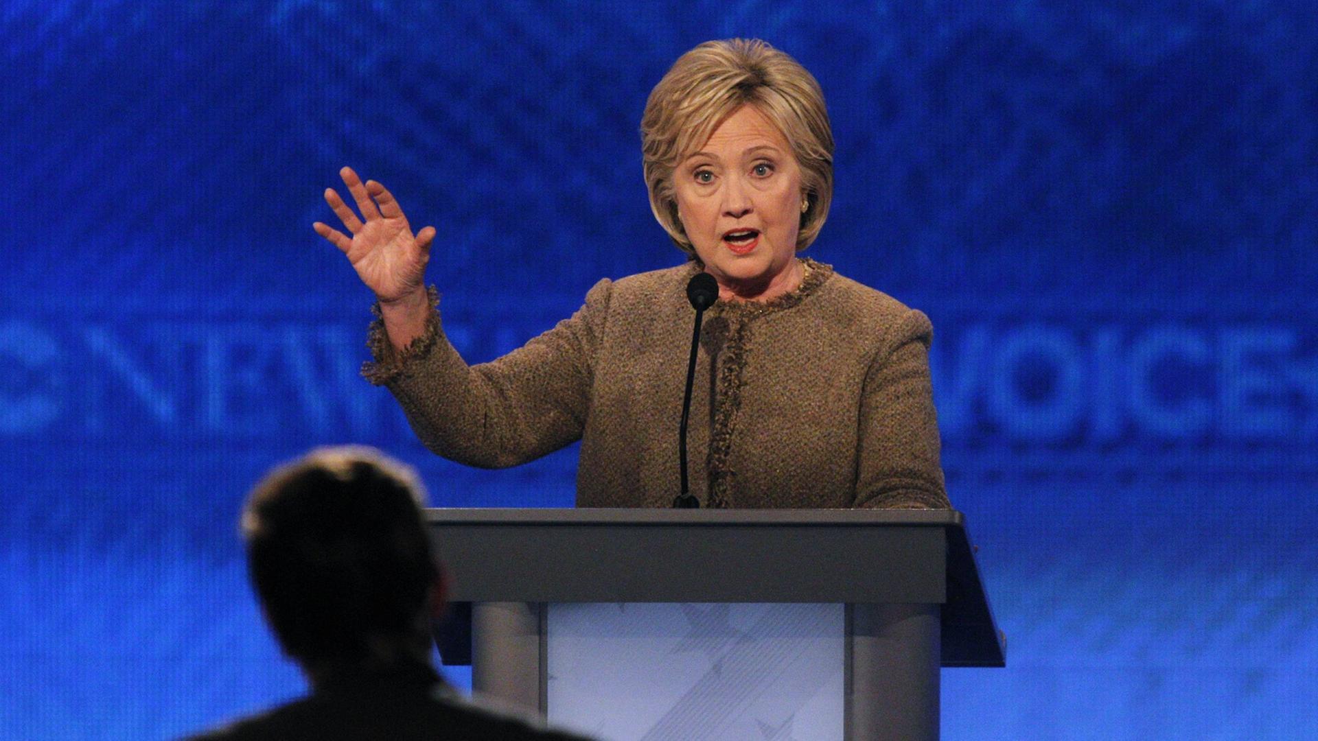 Hillary Clinton bei der dritten Debatte der demokratischen US-Präsidentschaftskandidaten in Manchester, New Hampshire