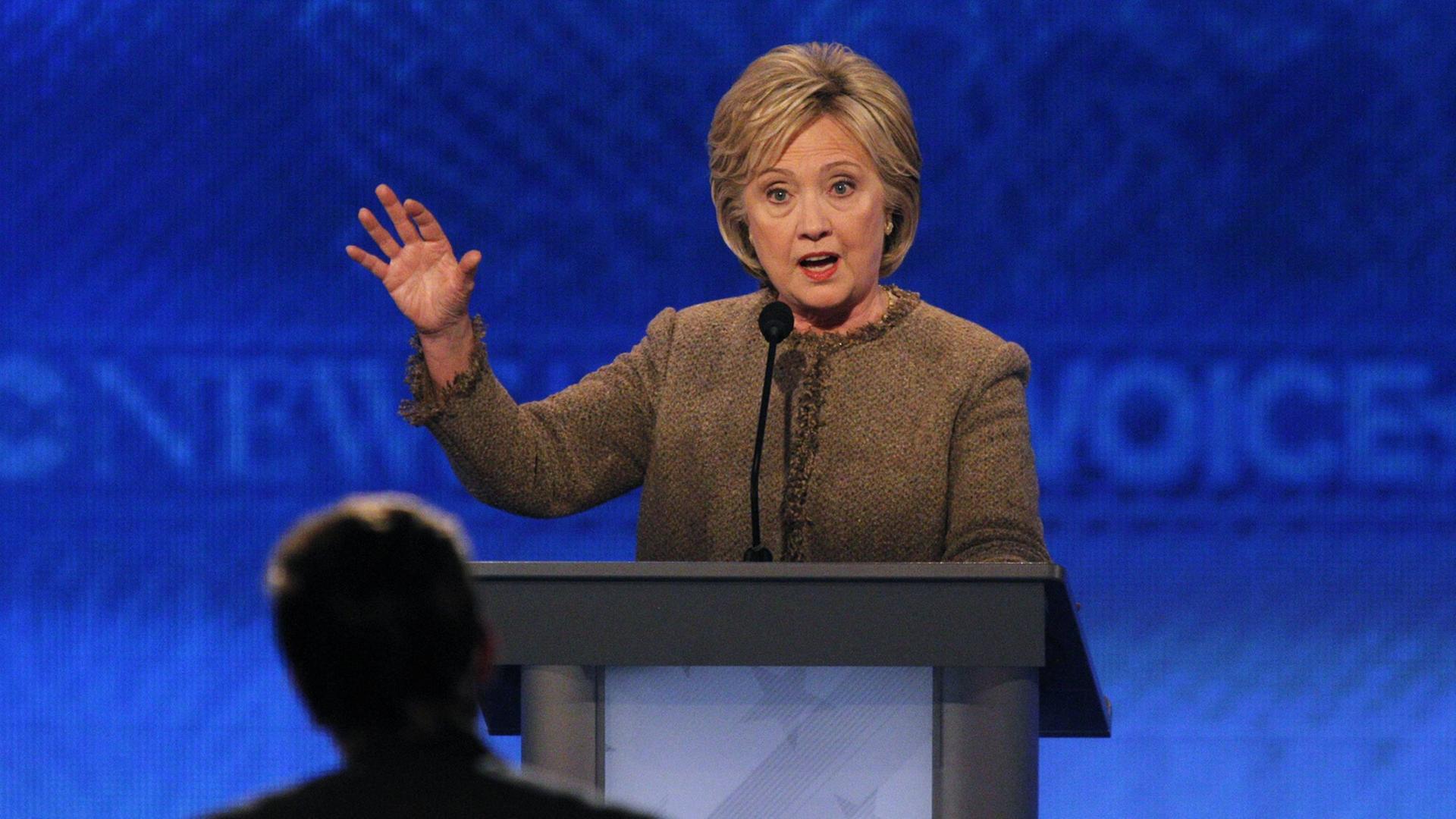 Hillary Clinton bei der dritten Debatte der demokratischen US-Präsidentschaftskandidaten in Manchester, New Hampshire Hillary Clinton bei der dritten Debatte der demokratischen US-Präsidentschaftskandidaten in Manchester, New Hampshire