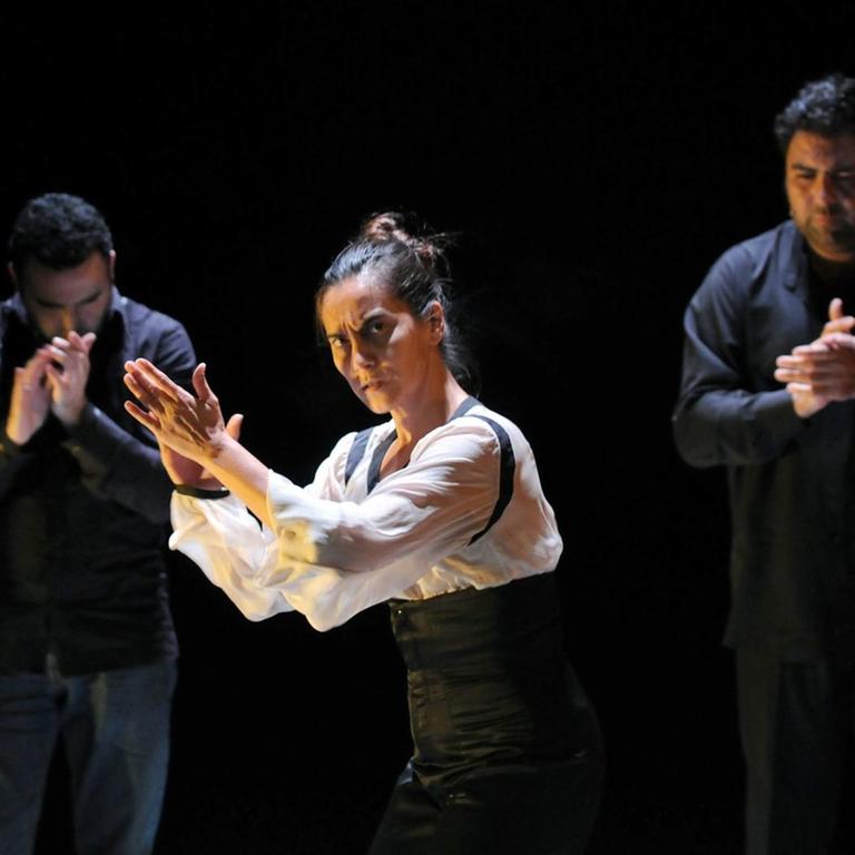 Die Tänzerin und Choreographin Rafaela Carrasco mit ihrer Kompanie bei der Flamenco-Biennale in Sevilla