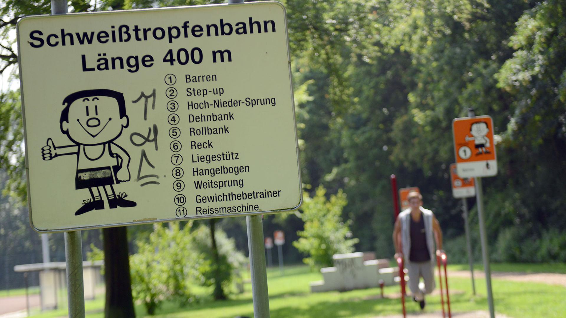 Deutschlands erster Trimm-Dich-Pfad in Münster (Nordrhein-Westfahlen). Die 1962 als Vorläufer der Trimm-Dich-Pfade vorgestellte "Schweißtropfenbahn" wird auch heute noch benutzt. Deutschlands erster Trimm-Dich-Pfad in Münster (Nordrhein-Westfahlen). Die 1962 als Vorläufer der Trimm-Dich-Pfade vorgestellte "Schweißtropfenbahn" wird auch heute noch benutzt.