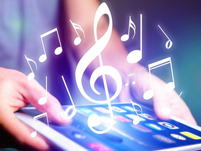 Aus einem Tablet erscheinen musikaliche Zeichen, wie Noten und Notenschlüssel.