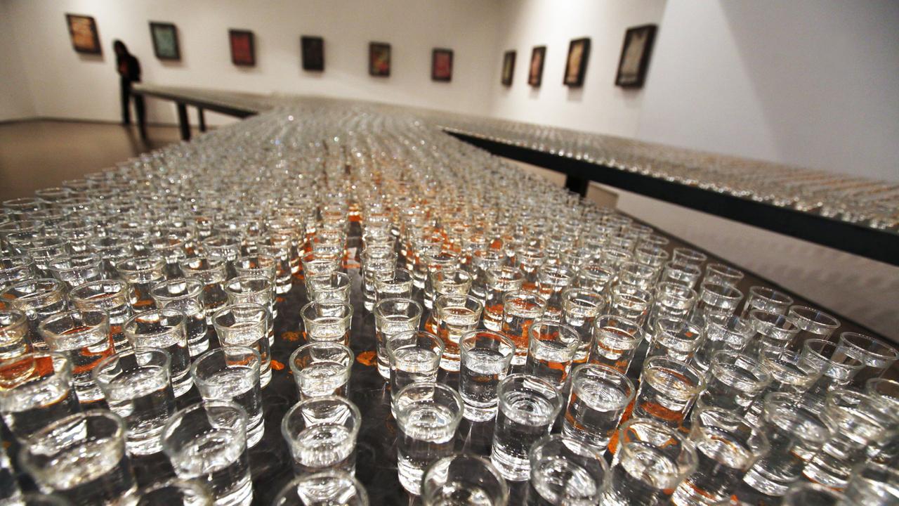 Alltagsgegenstände als Kunstwerk: eine Installation aus 4600 Schnapsgläsern von Jannis Kounellis, Teil der Ausstellung "Translating China" (2011). Alltagsgegenstände als Kunstwerk: eine Installation aus 4600 Schnapsgläsern von Jannis Kounellis, Teil der Ausstellung "Translating China" (2011).