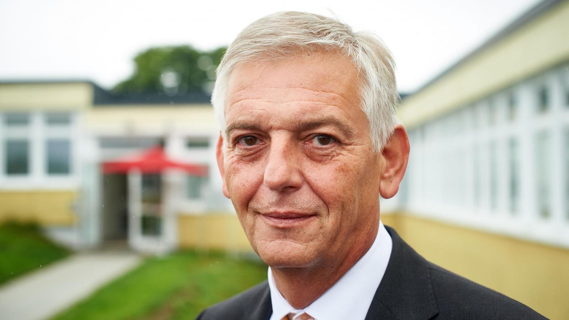Manfred Schmidt, der Präsident des Bundesamtes für Migration und Flüchtlinge, vor der rstaufnahme-Einrichtung Siegen-Wittgenstein. Manfred Schmidt, der Präsident des Bundesamtes für Migration und Flüchtlinge, vor der rstaufnahme-Einrichtung Siegen-Wittgenstein.