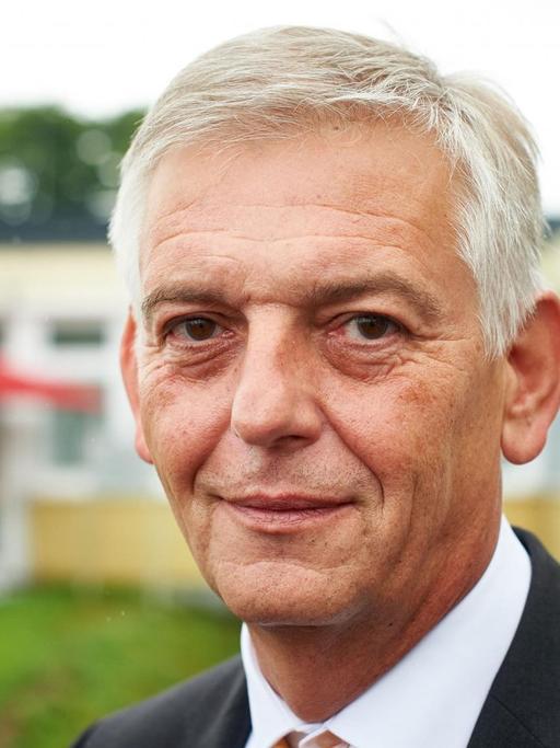 Manfred Schmidt, der Präsident des Bundesamtes für Migration und Flüchtlinge, vor der rstaufnahme-Einrichtung Siegen-Wittgenstein.