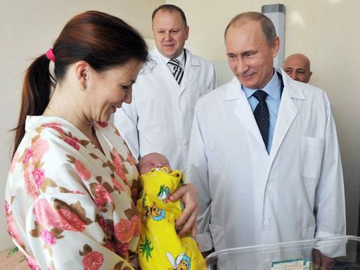 Russlands Präsident besucht eine frisch gebackene Mutter.